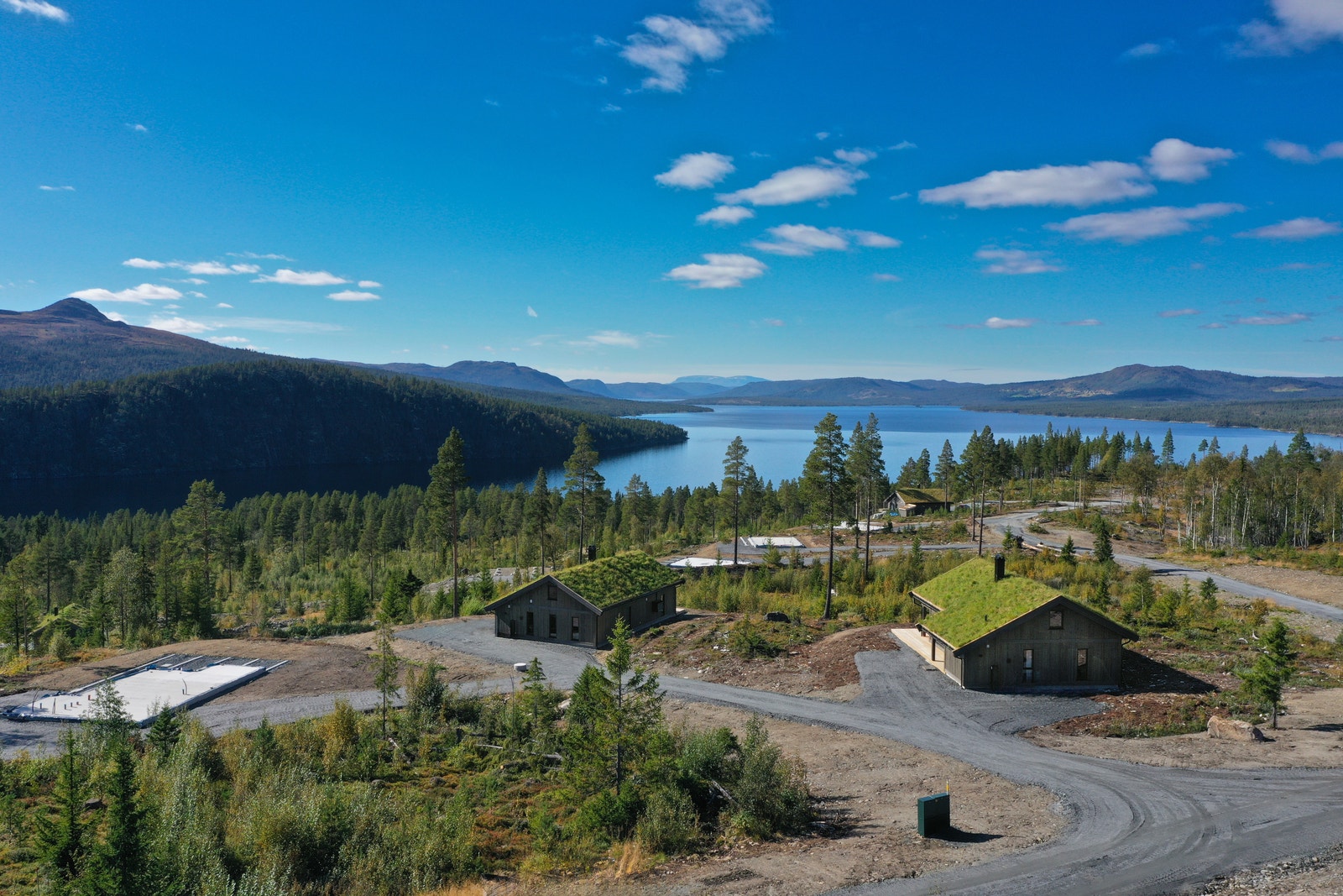 Langedraglia SØR ligger vestvendt med utrolig utsikt ut over Tunhovdfjorden med blant annet Hallingskarvet som troner i utsiktsbildet Galleribilde
