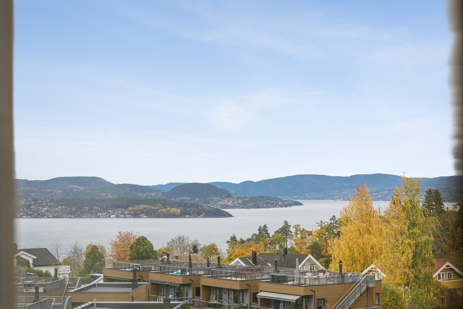 Det er flott sjøutsikt fra alle soverommene Galleribilde