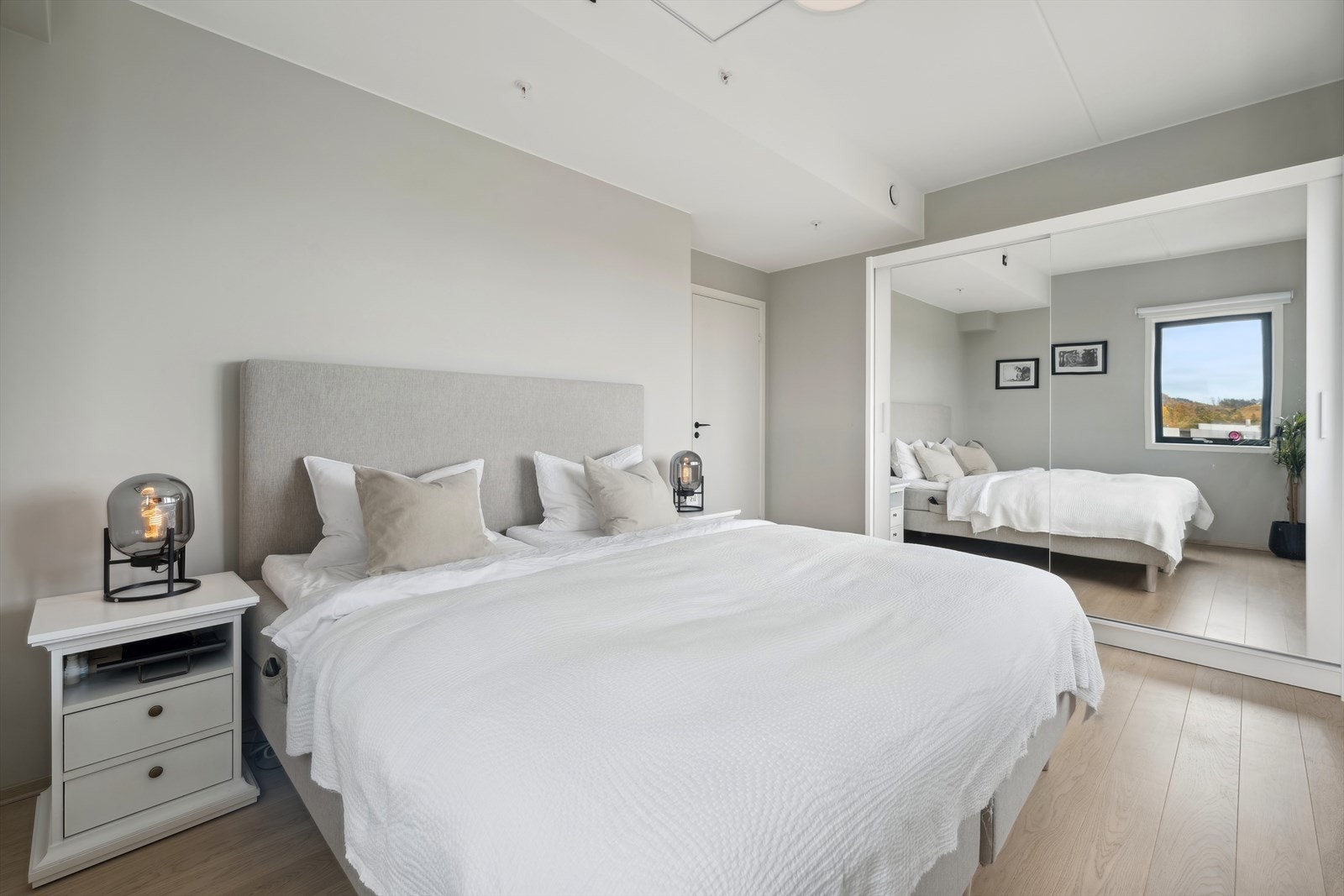 Hovedsoverom med garderobeskap Galleribilde