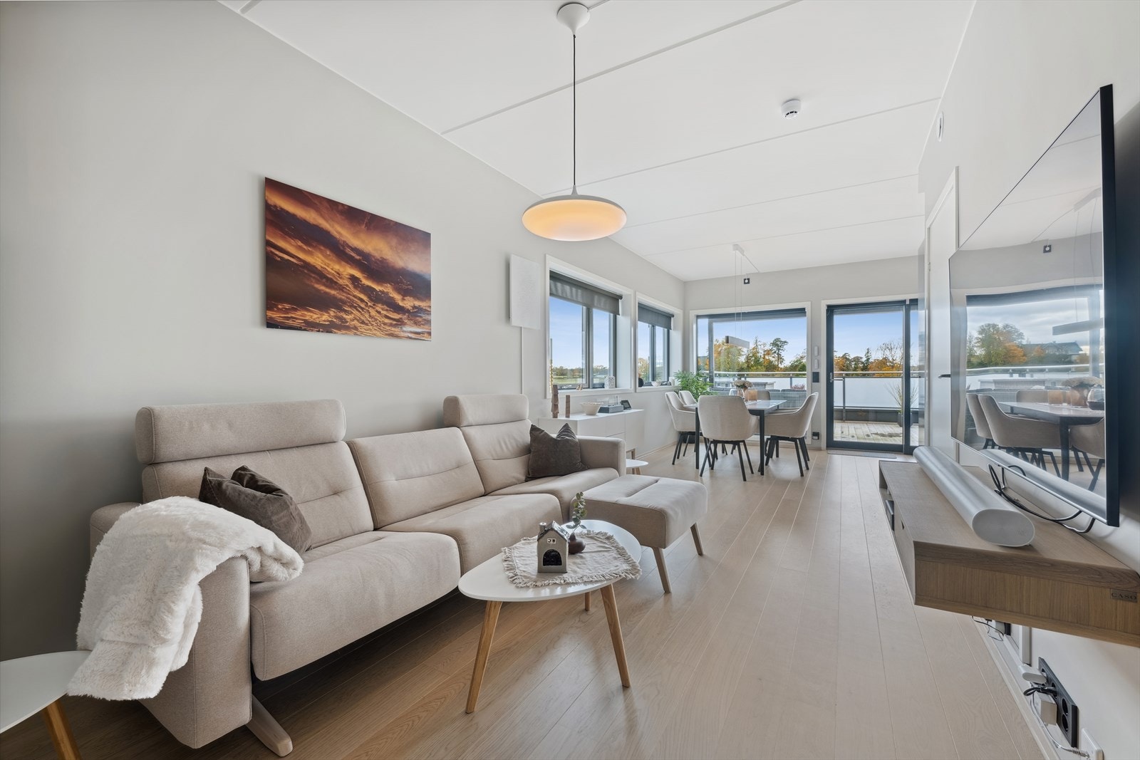 Leiligheten har en hyggelig og lys stue Galleribilde