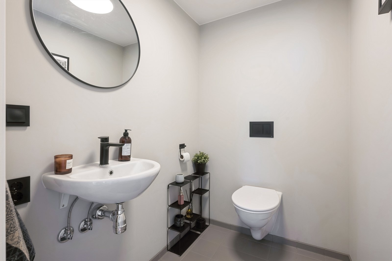 Praktisk sep.wc-rom med vegghengt wc og vask. Galleribilde