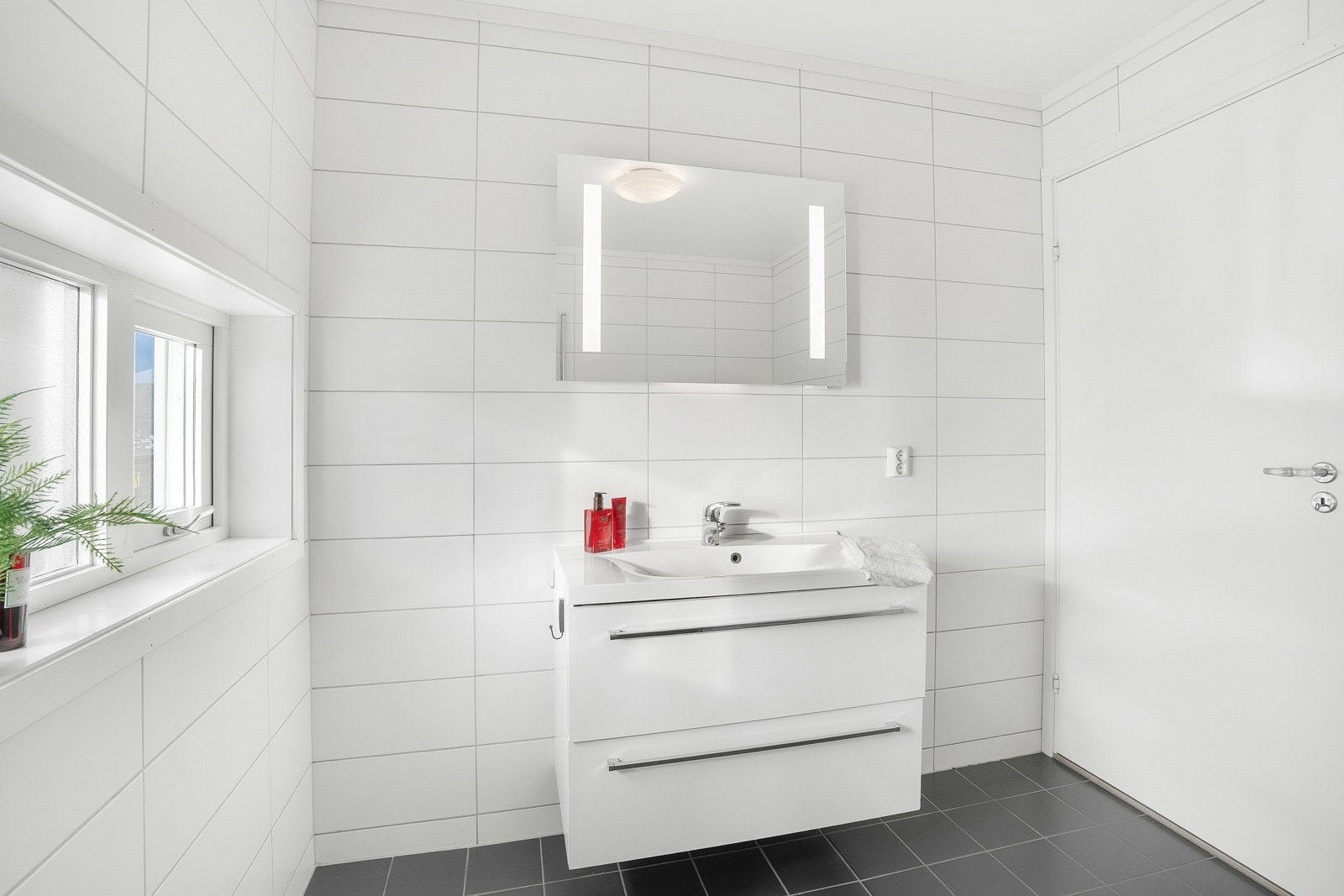 Lyst og innbydende baderom i tilknytning til entreen. Badet har flislagt eoverflater, gulvvarme og balansert ventilasjon. Galleribilde