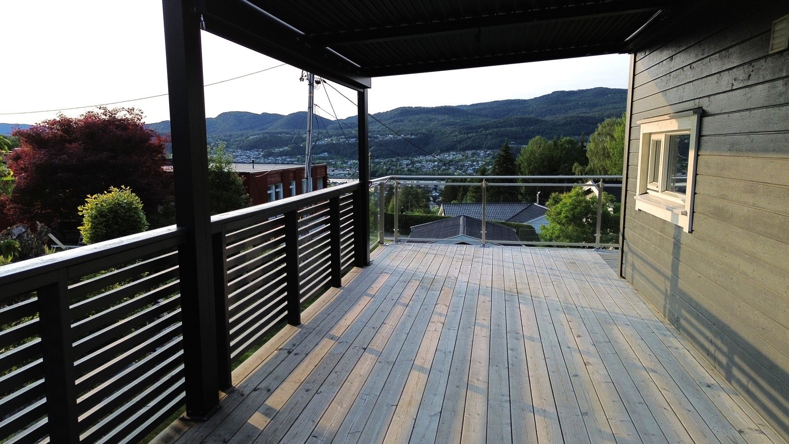 Koselig terrasse for å nyte sommerkveldene Galleribilde