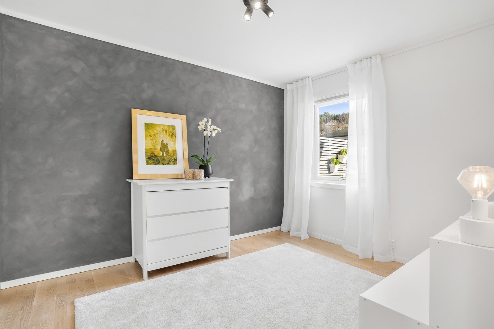Alle soverommene har plass til seng, nattbord og skap. Galleribilde