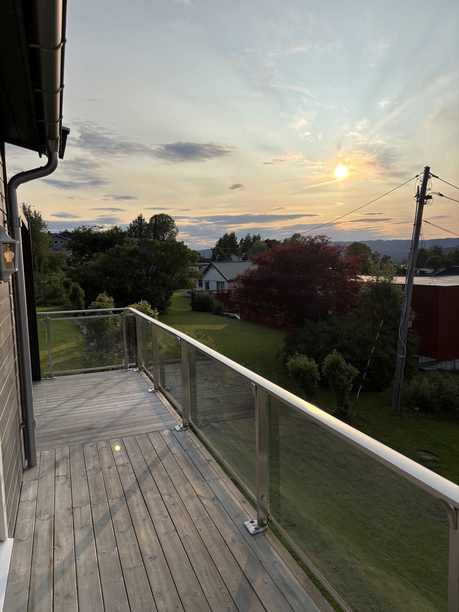 Solrik terrasse med fint utsikt Galleribilde
