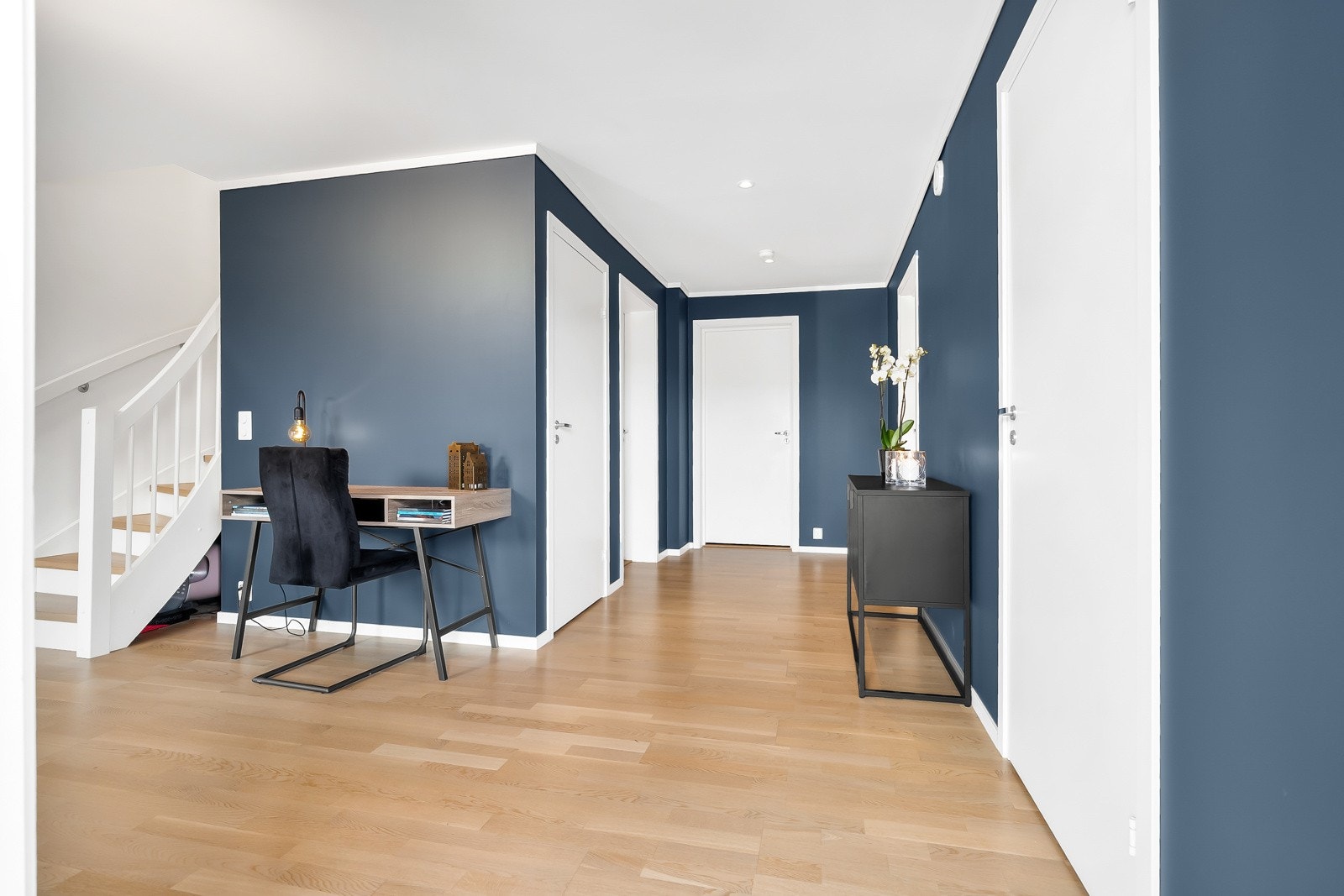 I underetasjen ligger to soverom og bad/vaskerom. Galleribilde