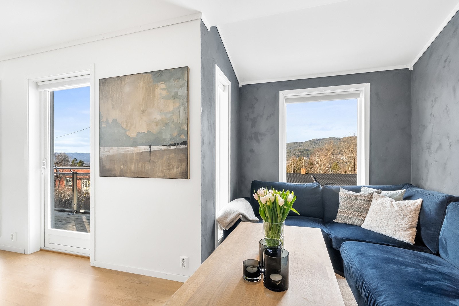 Store vinduer gir gode lysforhold og fin utsikt. Boligen har balansert ventilasjon. Galleribilde