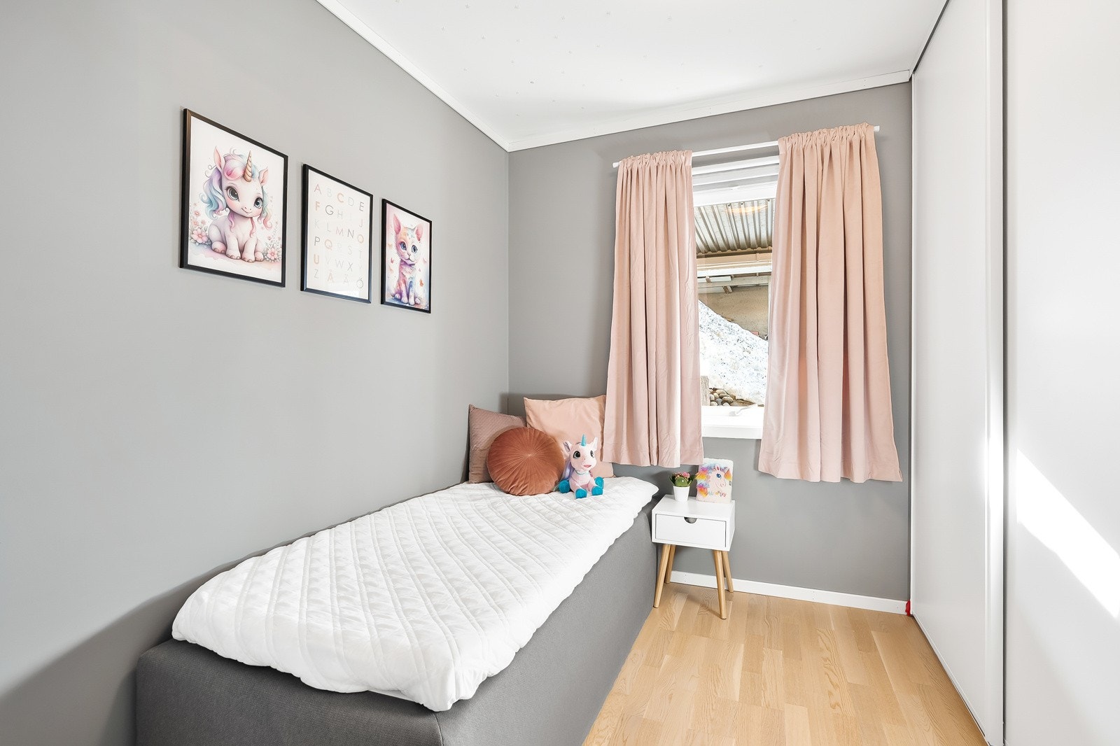 Skyvedørsgarderobe på ett av rommene. Galleribilde