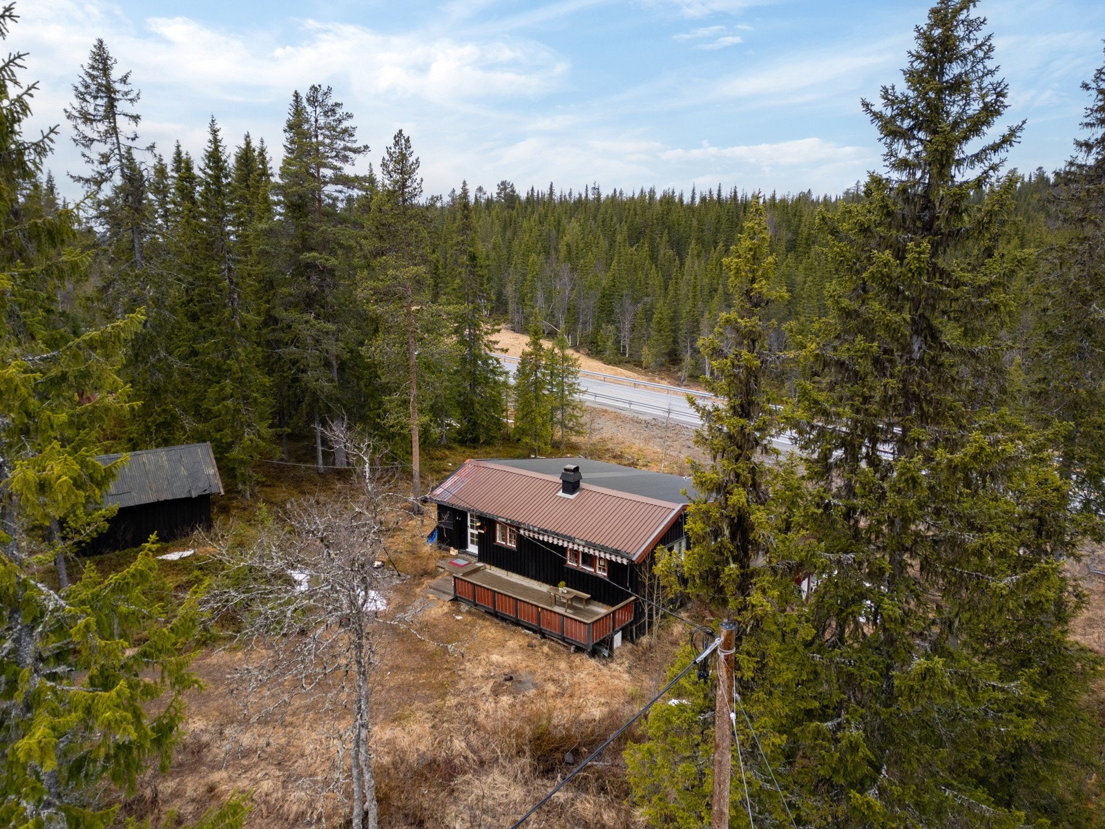 Til Bruflat som er Etnedals kommunesenter er det ca. 8 km. Bruflat kan tilby matvarebutikker, lege, bank, barnehage, bensinstasjon m.m. Galleribilde