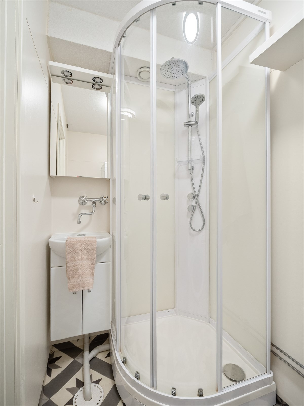 Vaskerommet har opplegg for vaskemaskin og tørketrommel, samt videre innredet med servant og dusjkabinett. Galleribilde