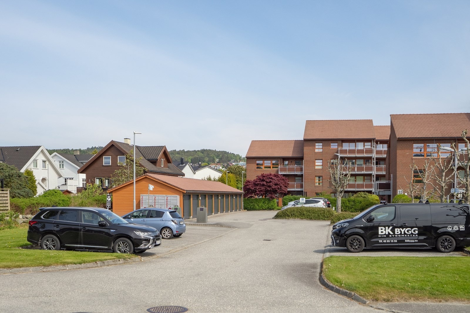 Parkeringsplasser på felles parkering. Det er garasjer i borettslaget hvor man kan sette seg på venteliste. Galleribilde