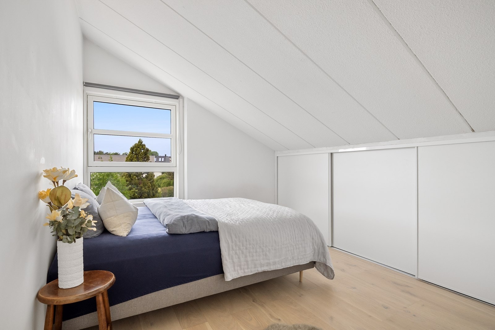 Hovedsoveromm med god plass til seng, nattbord og øvrig ønsket møblement. Galleribilde