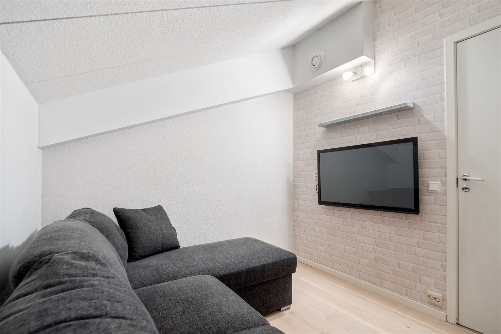 Bod med inngang fra gang Galleribilde