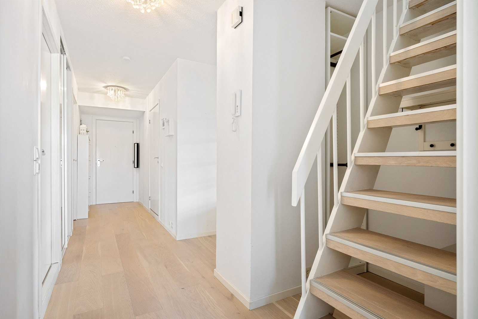Trapp til hems fra gang. Galleribilde