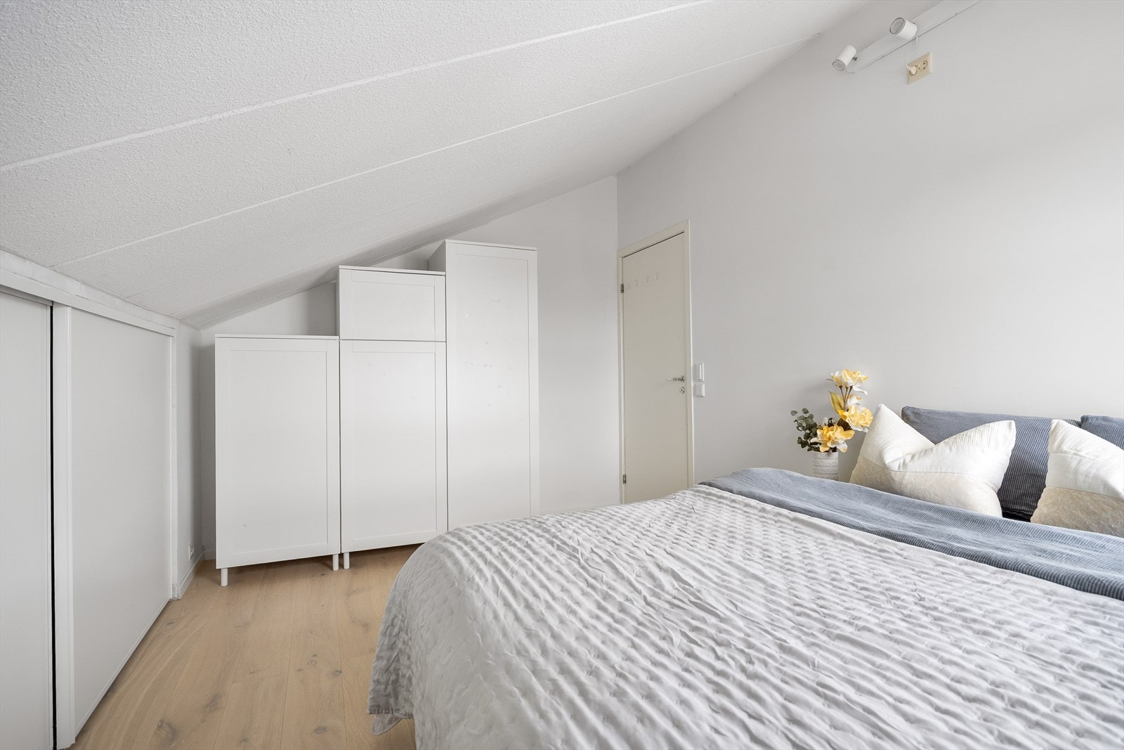 Hovedsoverom har godt med lagring i skyvedører til kneloft. Galleribilde
