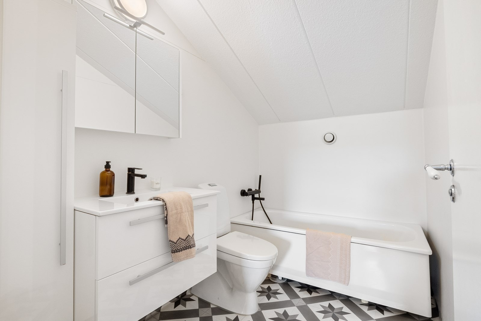 Badet har varmekabler i gulvet og er oppgradert 2020 av fagfolk, det er ellers innredet med vinylbelegg på gulv og våtromstapet/belegg på veggene. Galleribilde