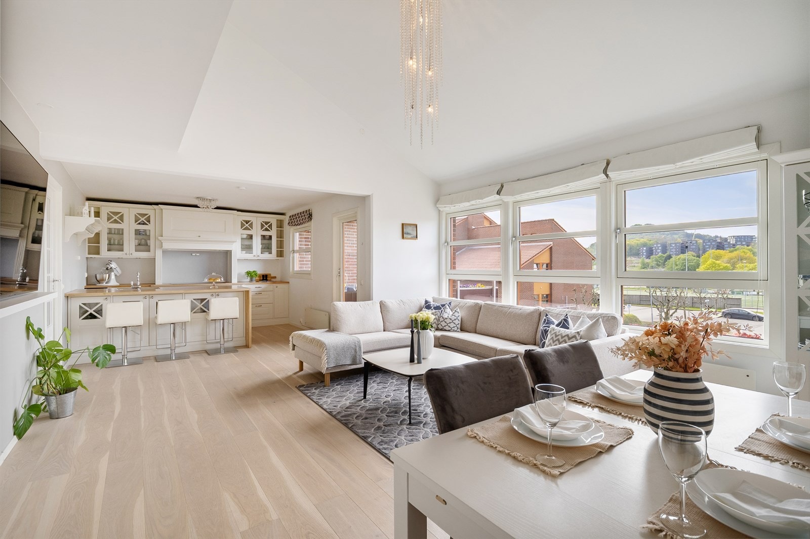 Stuens størrelse og utforming gir gode muligheter for å innrede i soner, med plass til både sofagruppe, TV-møblement og spisebord. Galleribilde