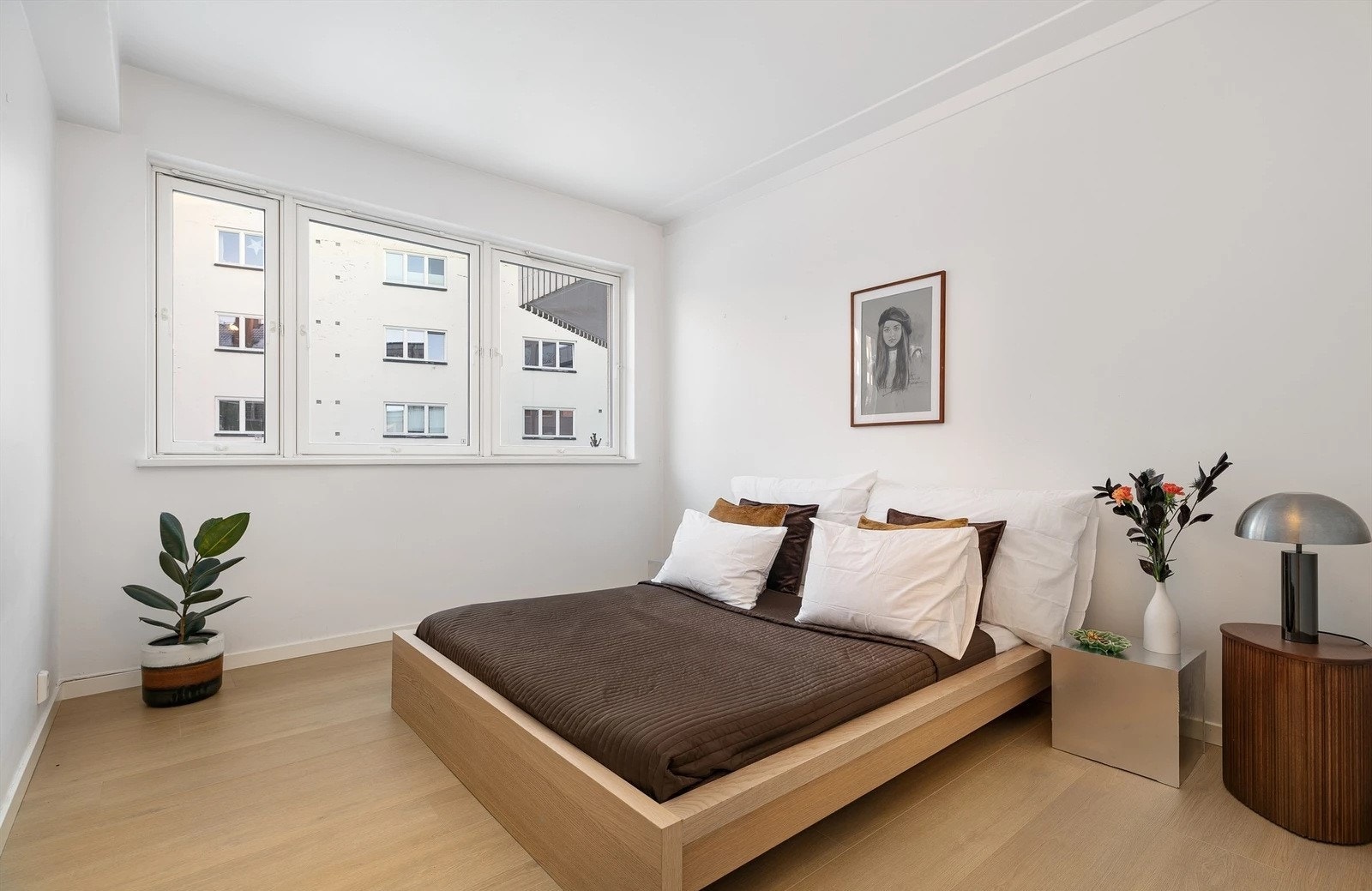 Lyst og innbydende soverom med god plass til dobbeltseng. Galleribilde