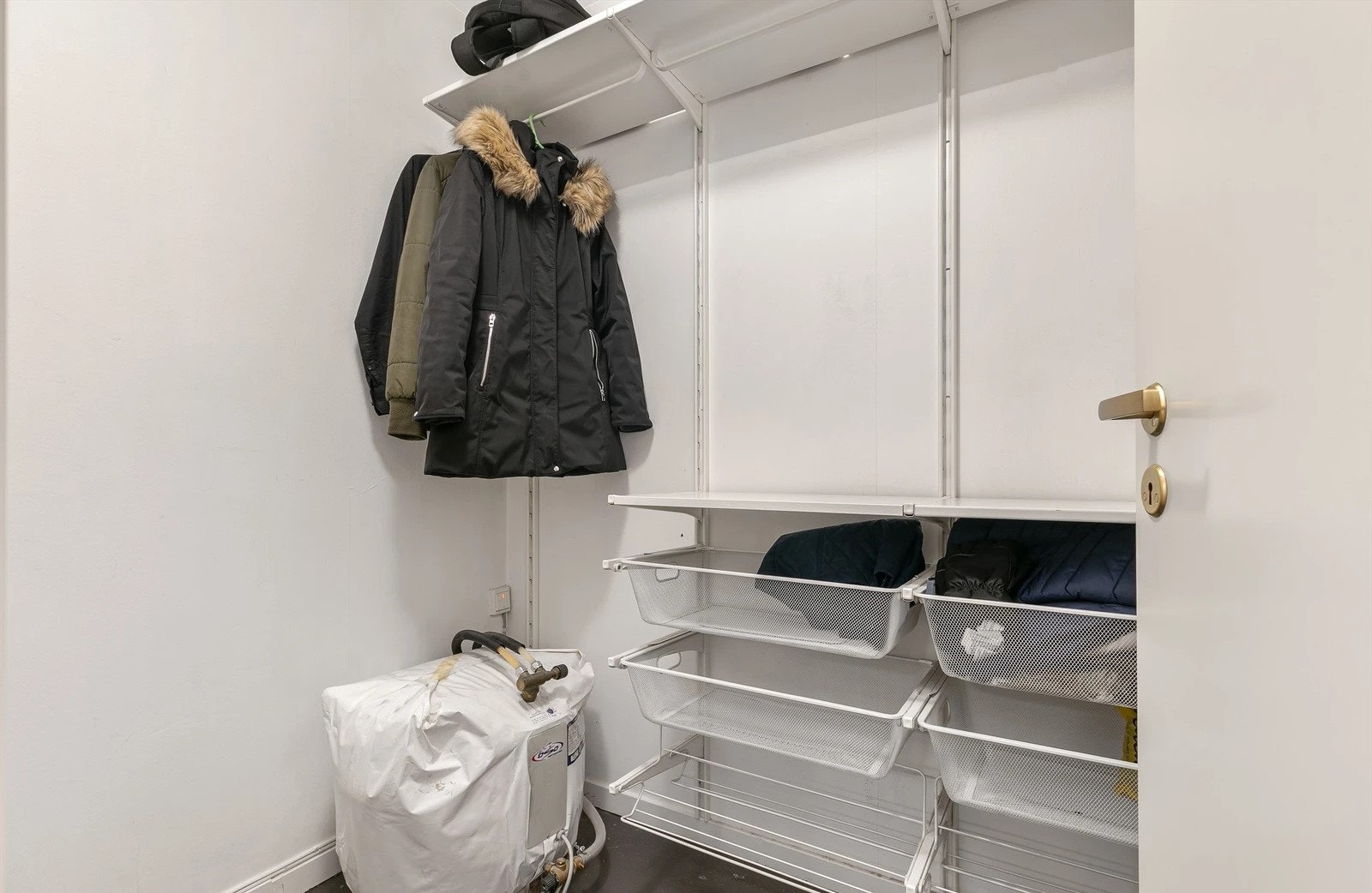 Yttertøyet enkelt kan henges av. Galleribilde