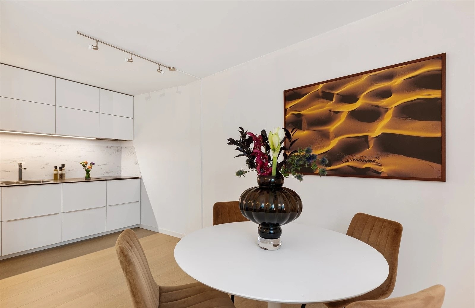 Spiseområdet glir sømløst over i en lys stue. Galleribilde