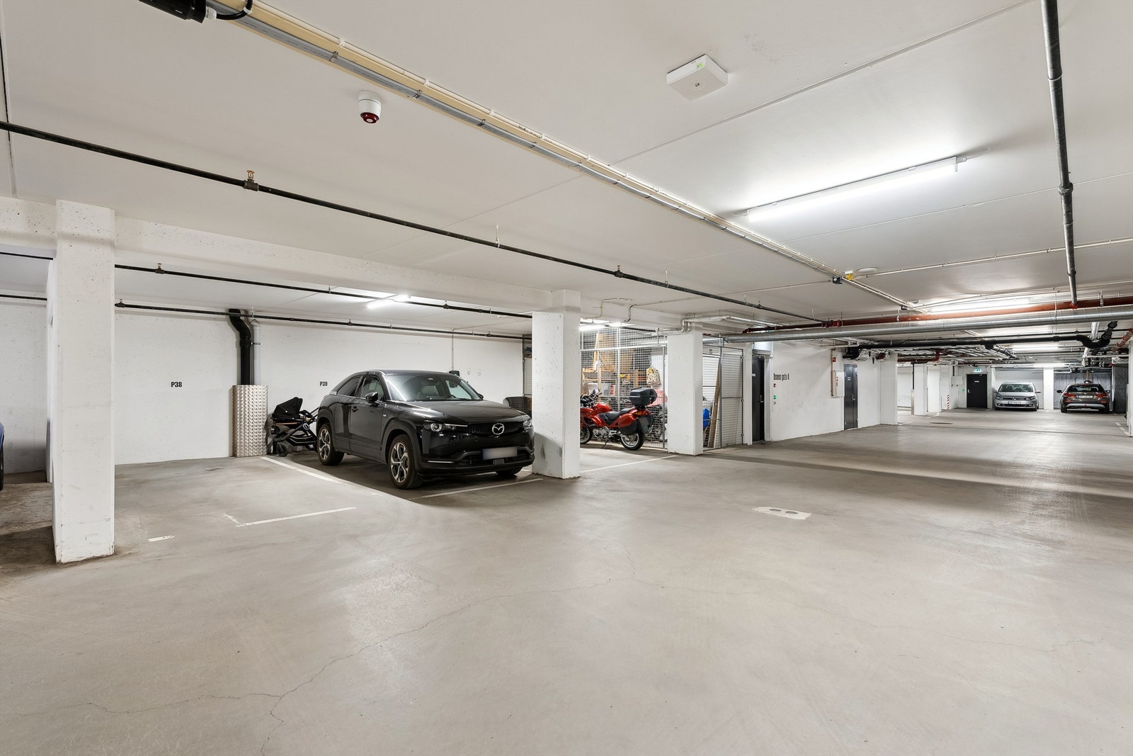 Seksjonen har parkeringsplass i felles garasjekjeller. Galleribilde
