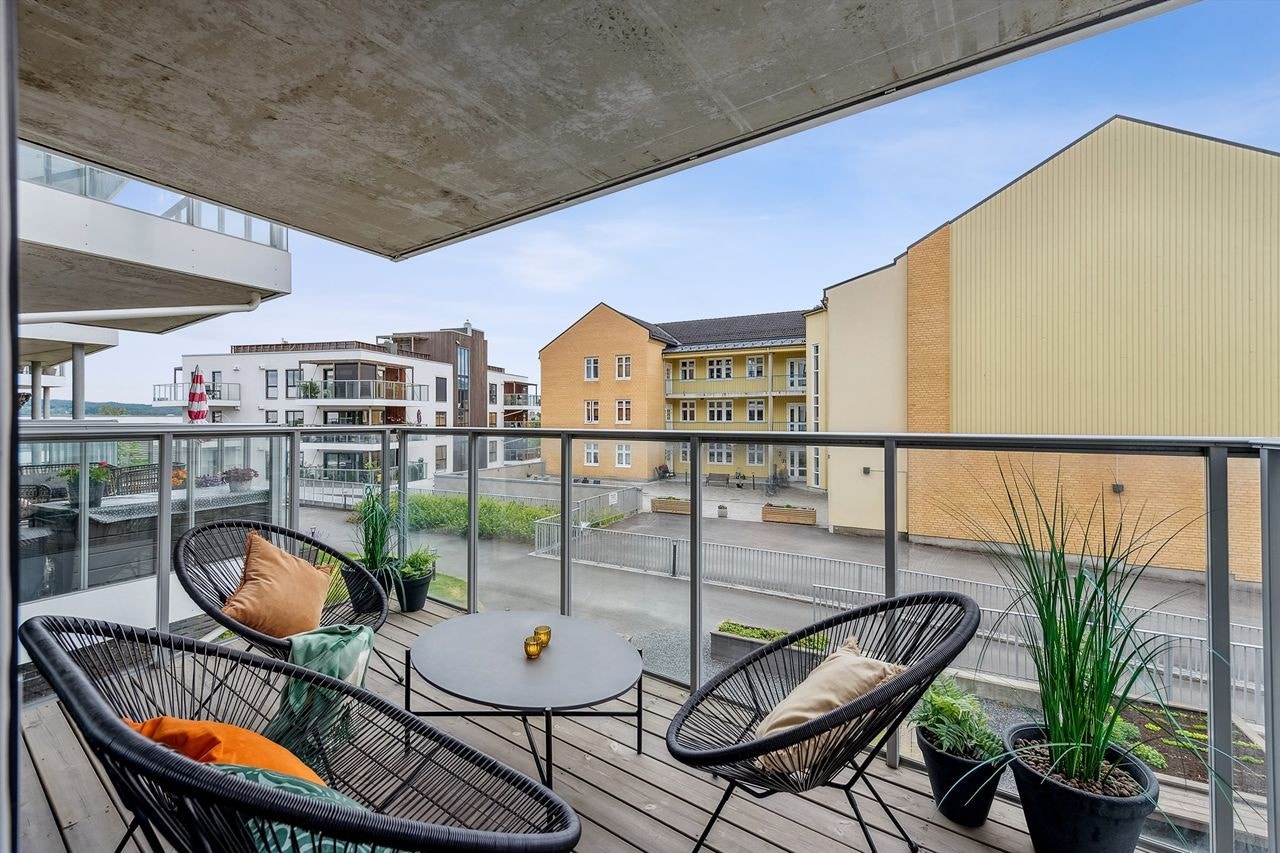 Trivelig overbygd balkong på ca. 8,5 kvm som vender inn mot sameiets fellesareal. Galleribilde