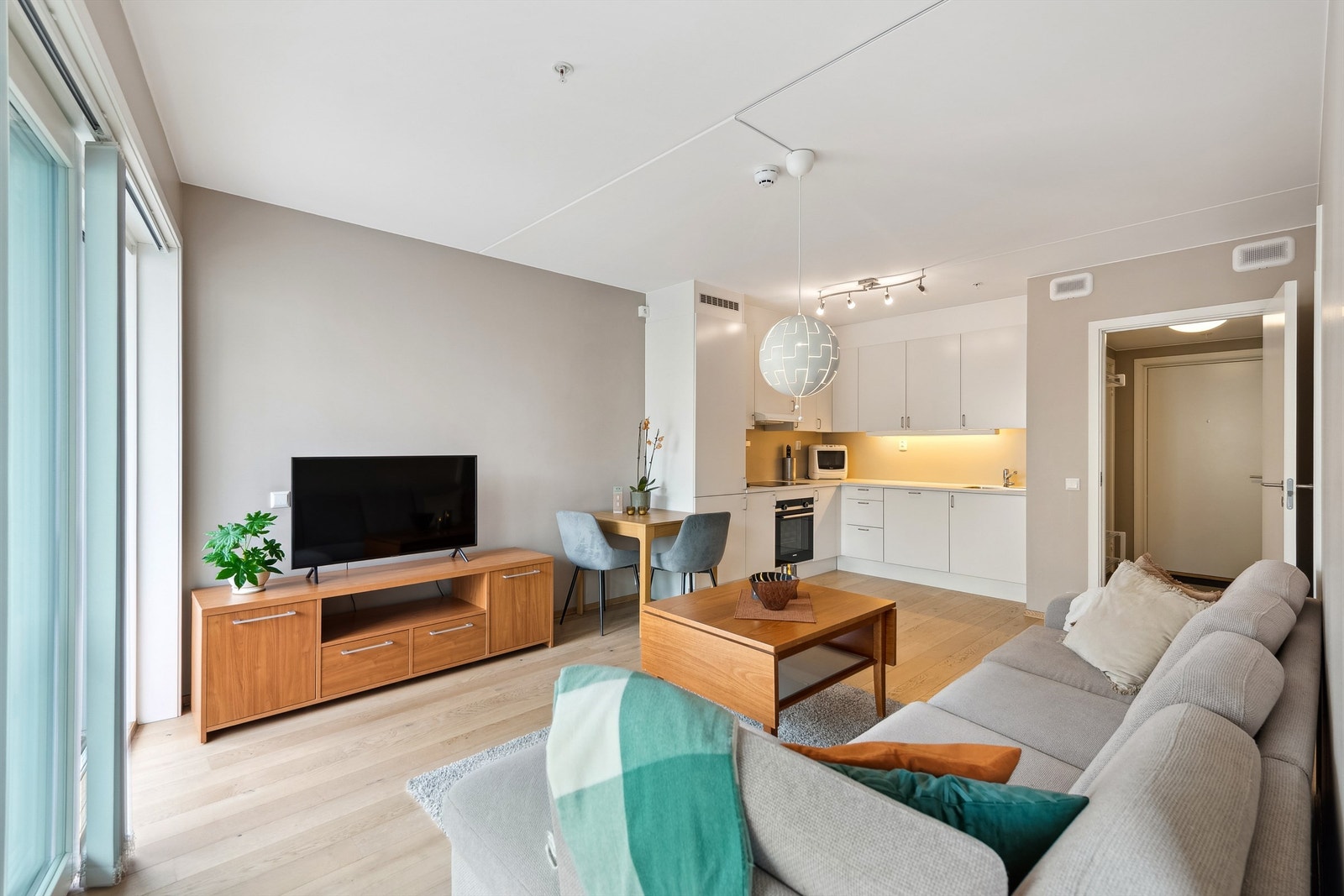 Leiligheten fremstår som innbydende med moderne standard og praktisk planløsning. Galleribilde