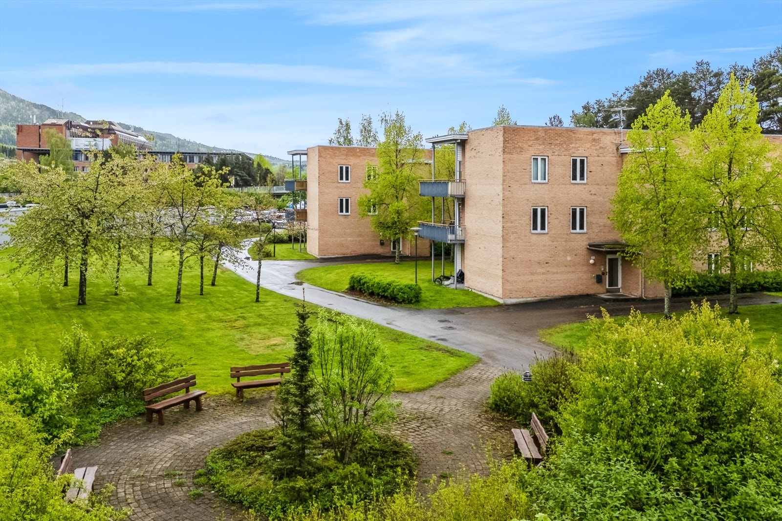 Meget sentral beliggenhet. Fint grønt/parkområde mellom blokkene. Galleribilde