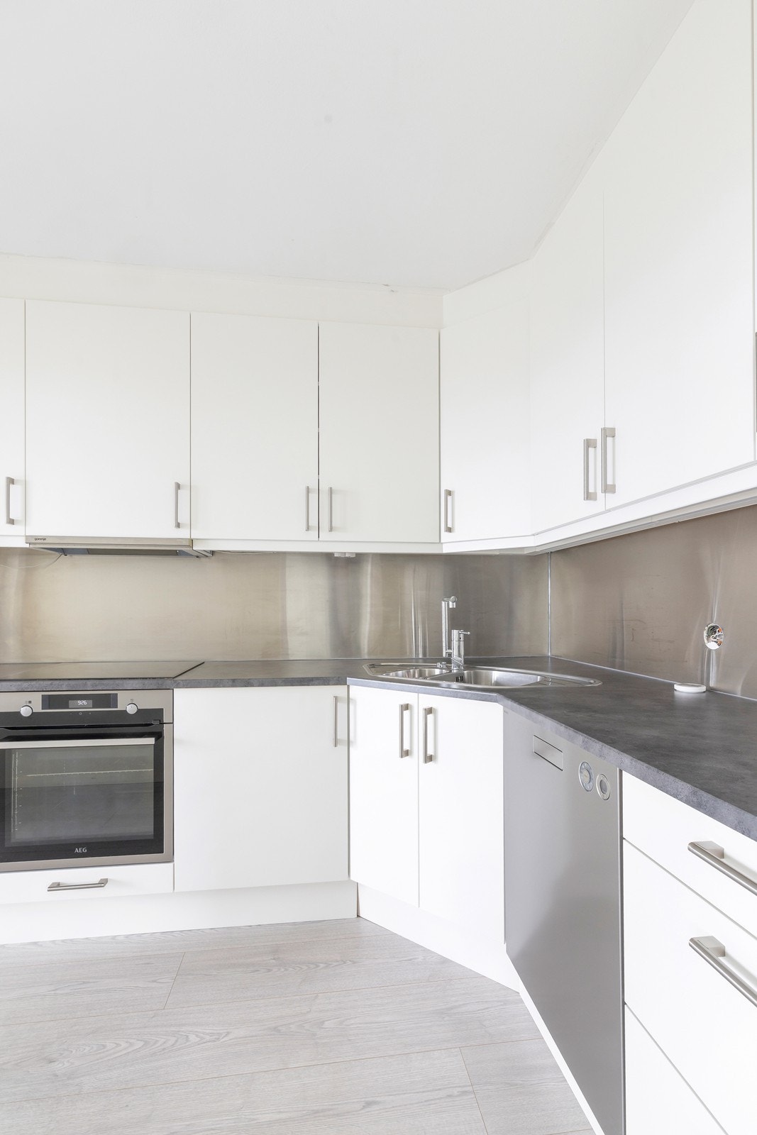 Kjøkken som inneholder komfyr, oppvaskmaskin og kjøleskap Galleribilde