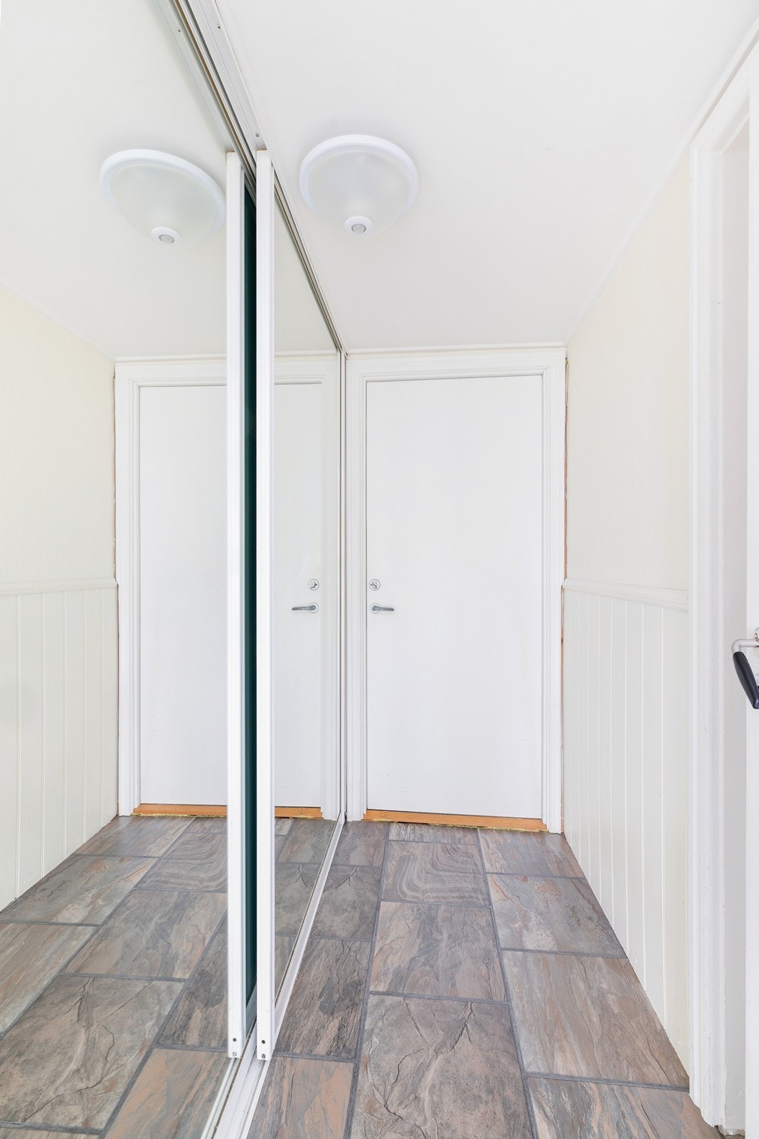 Entré med skyvedørsgarderobe til oppbevaring Galleribilde