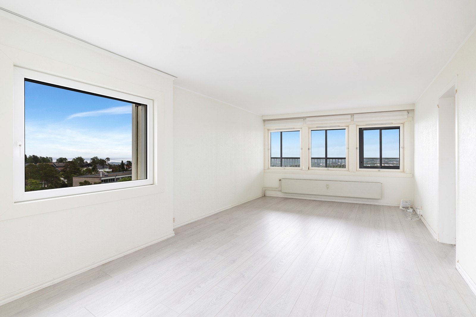 Romslig stue med god plass til sofagruppe Galleribilde