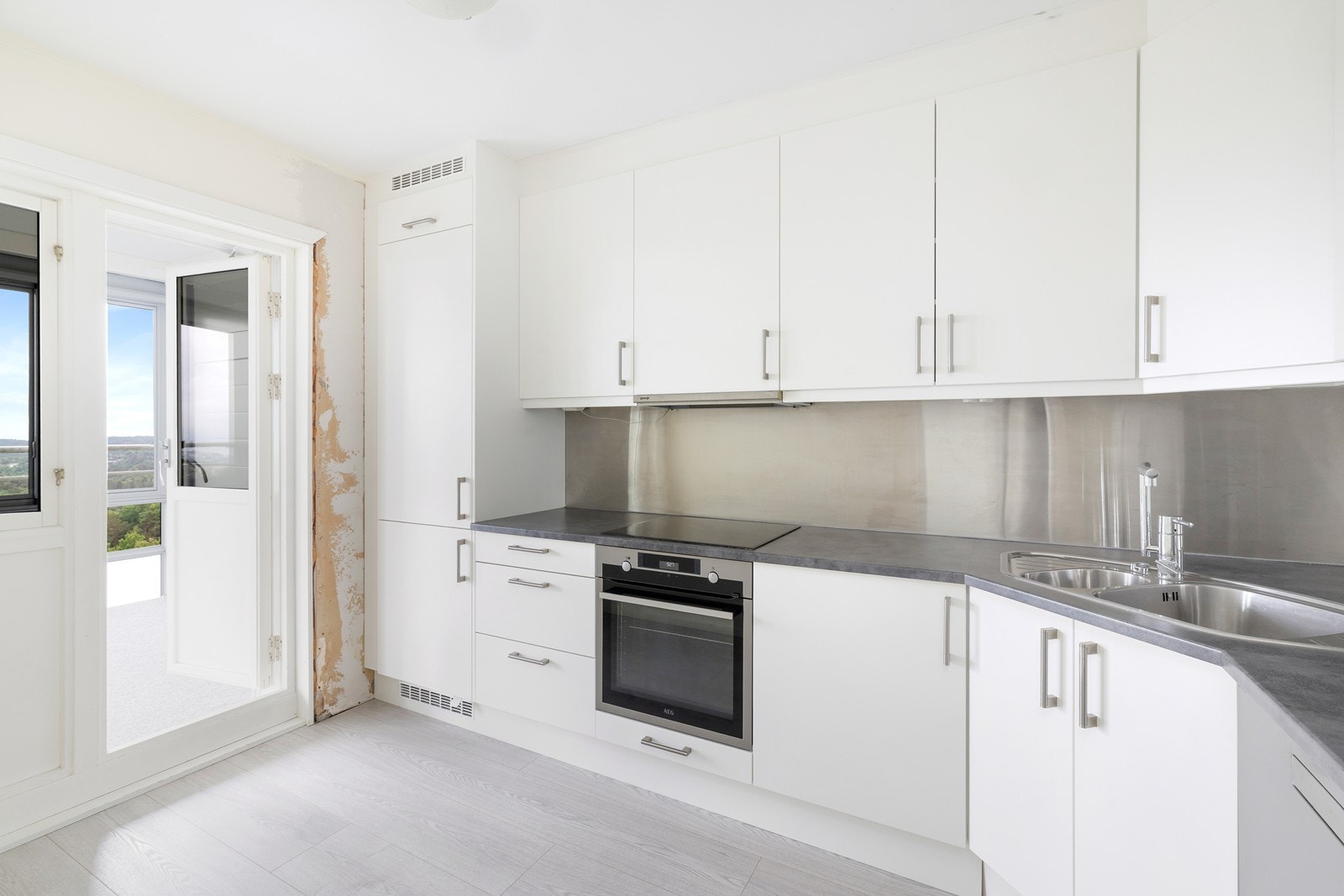 Kjøkken med utgang til stor innglasset balkong Galleribilde