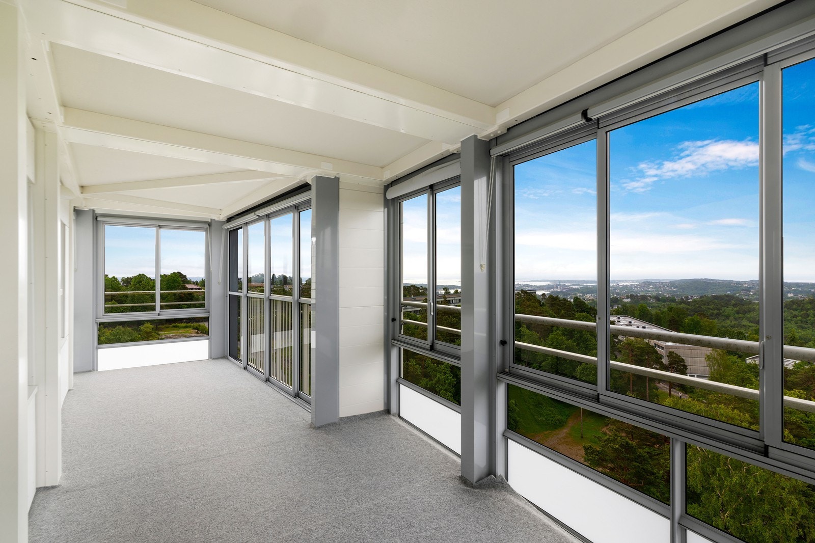 Romslig 4-roms leilighet i byggets øverste etasje. Flott utsikt. Galleribilde