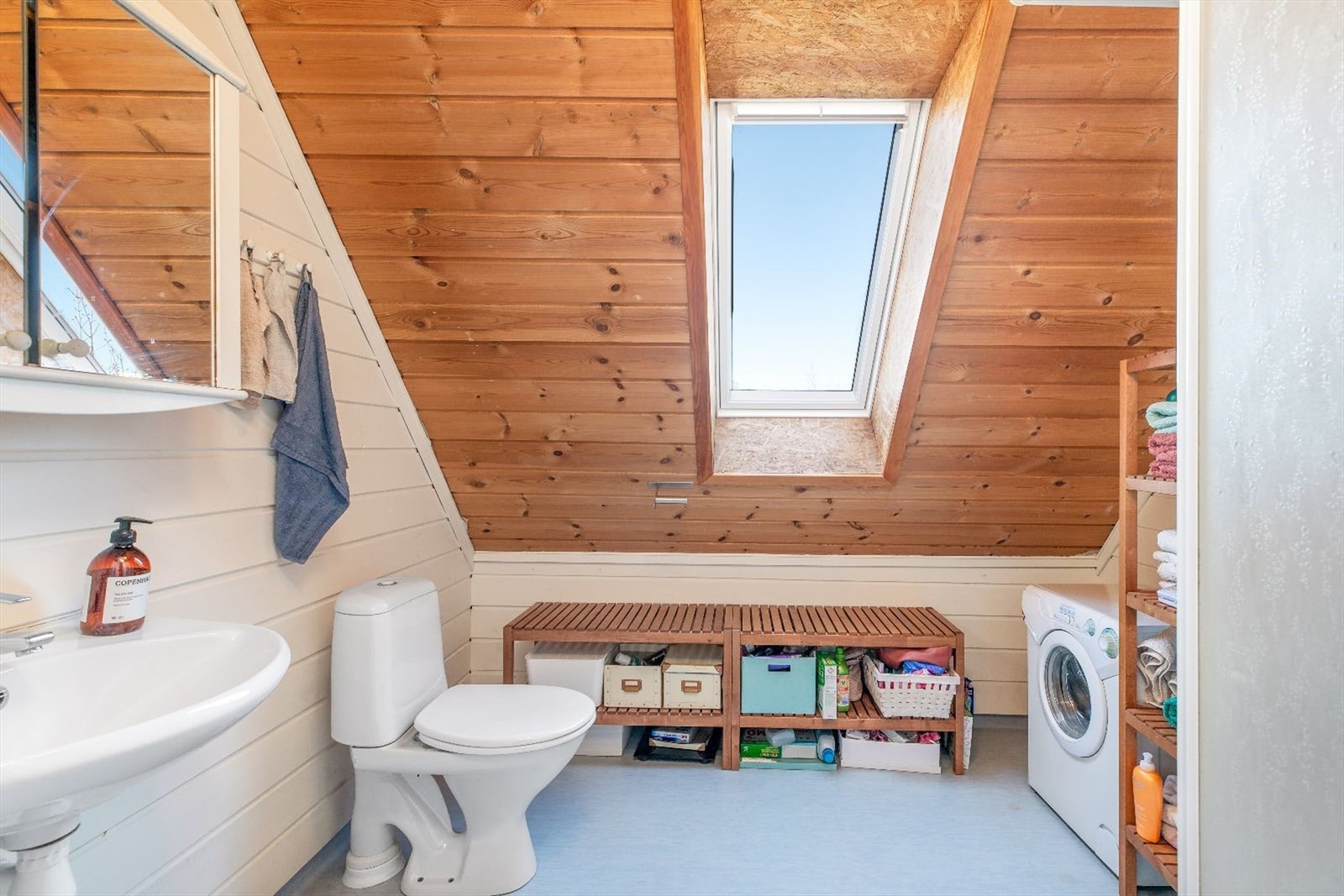 Leilighetens bad er av god størrelse med opplegg til vaskemaskin. Galleribilde