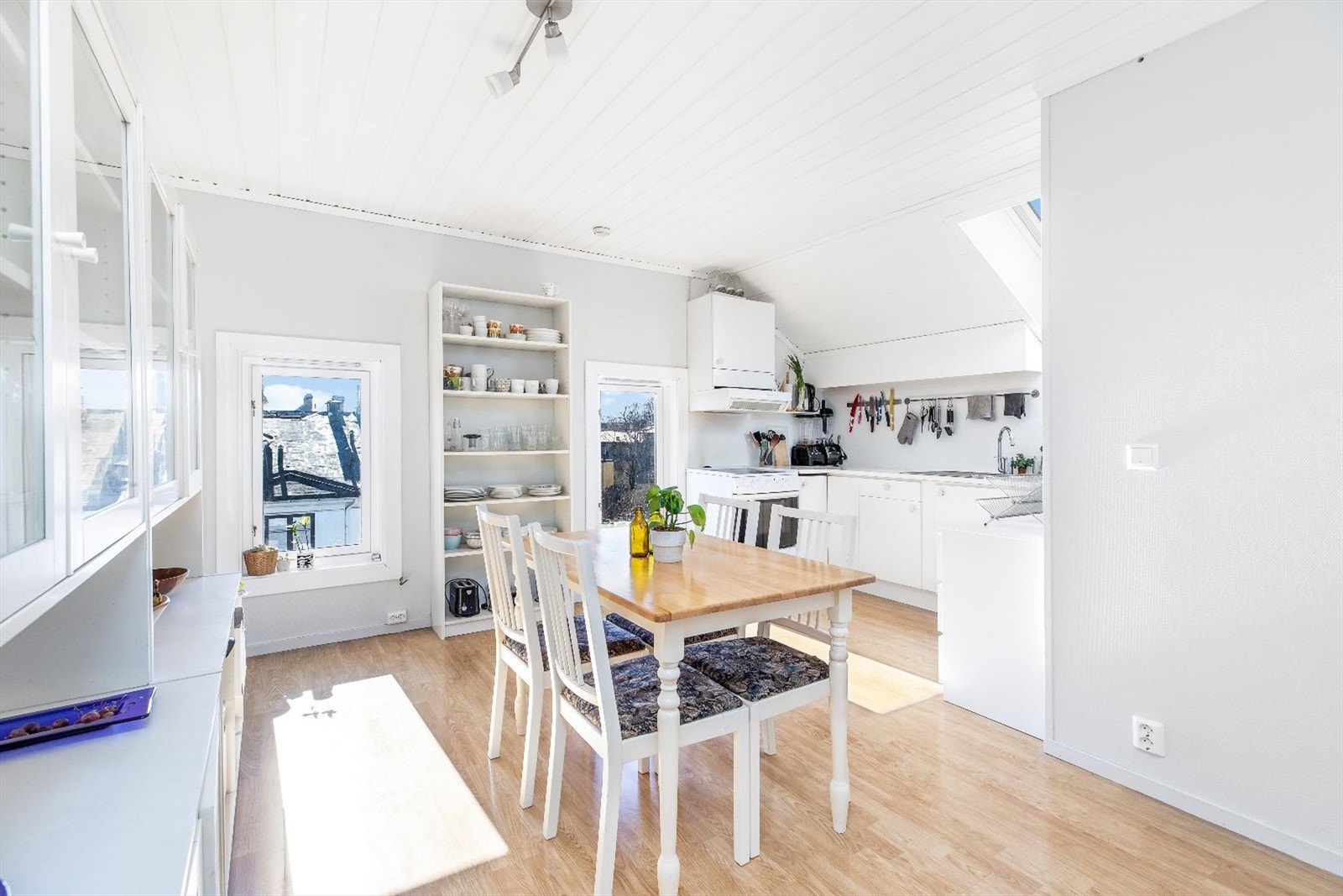 Stort kjøkken fellesareal. Galleribilde