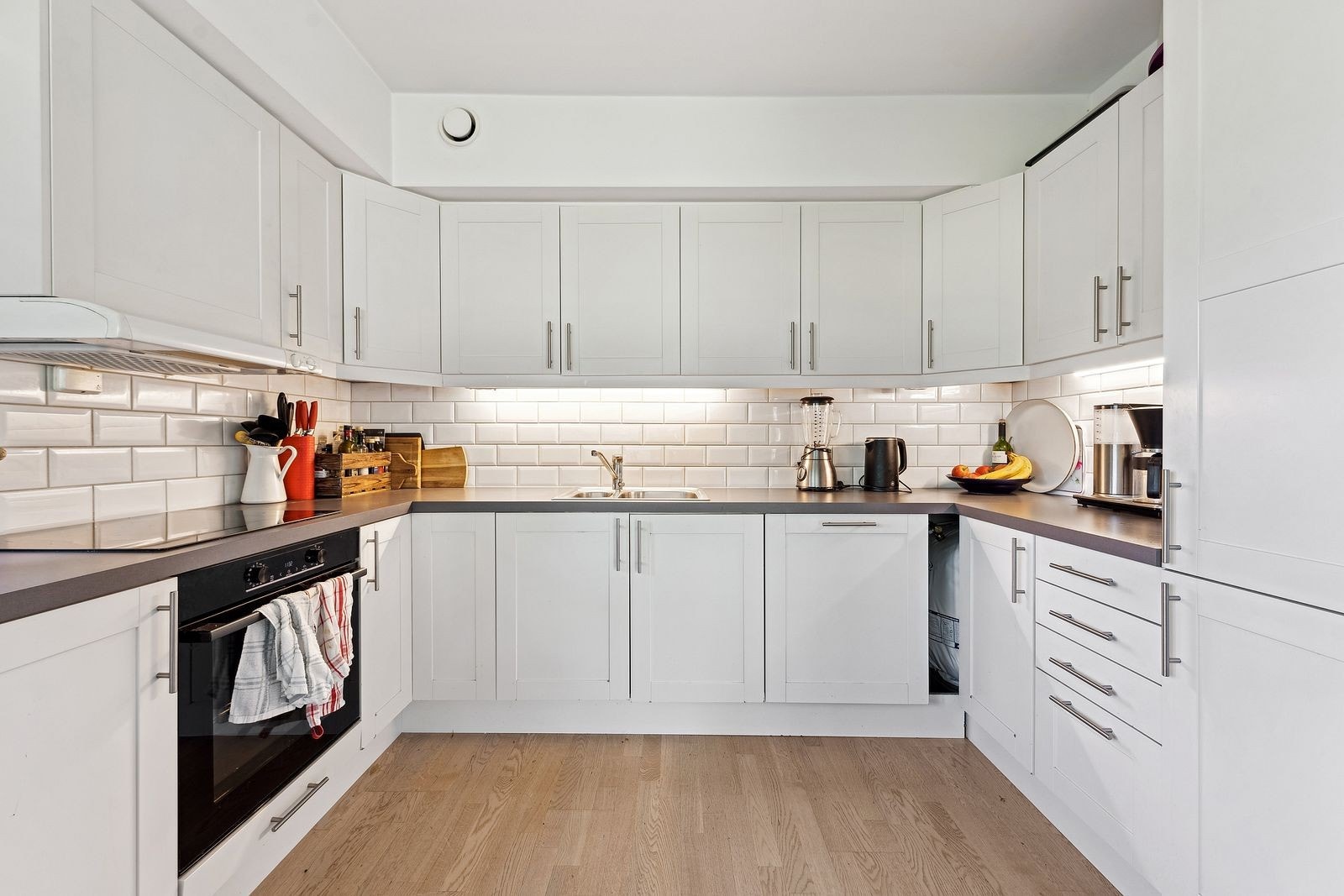 Rikelig med skap & benkeplass. Galleribilde