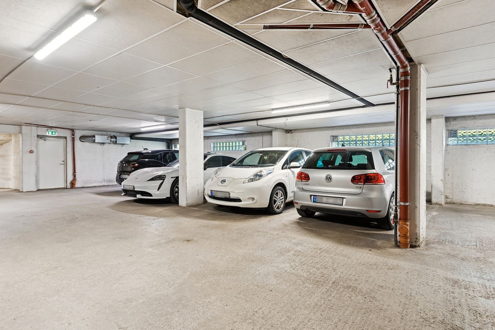 Parkering i fellesgarasje. Galleribilde