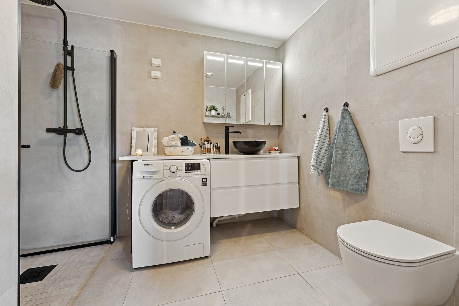 Stort moderne bad. Galleribilde