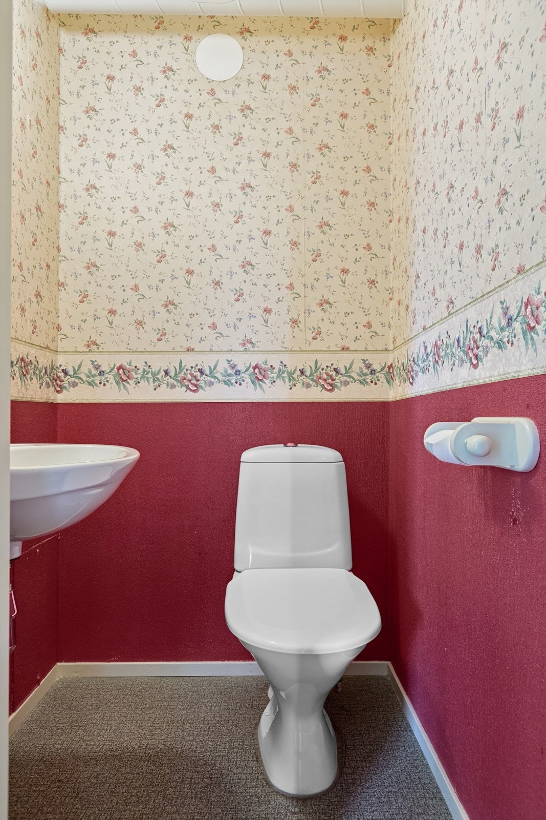 WC har vegghengt servant og gulvstående toalett som er byttet i 2024 og 2025. Galleribilde