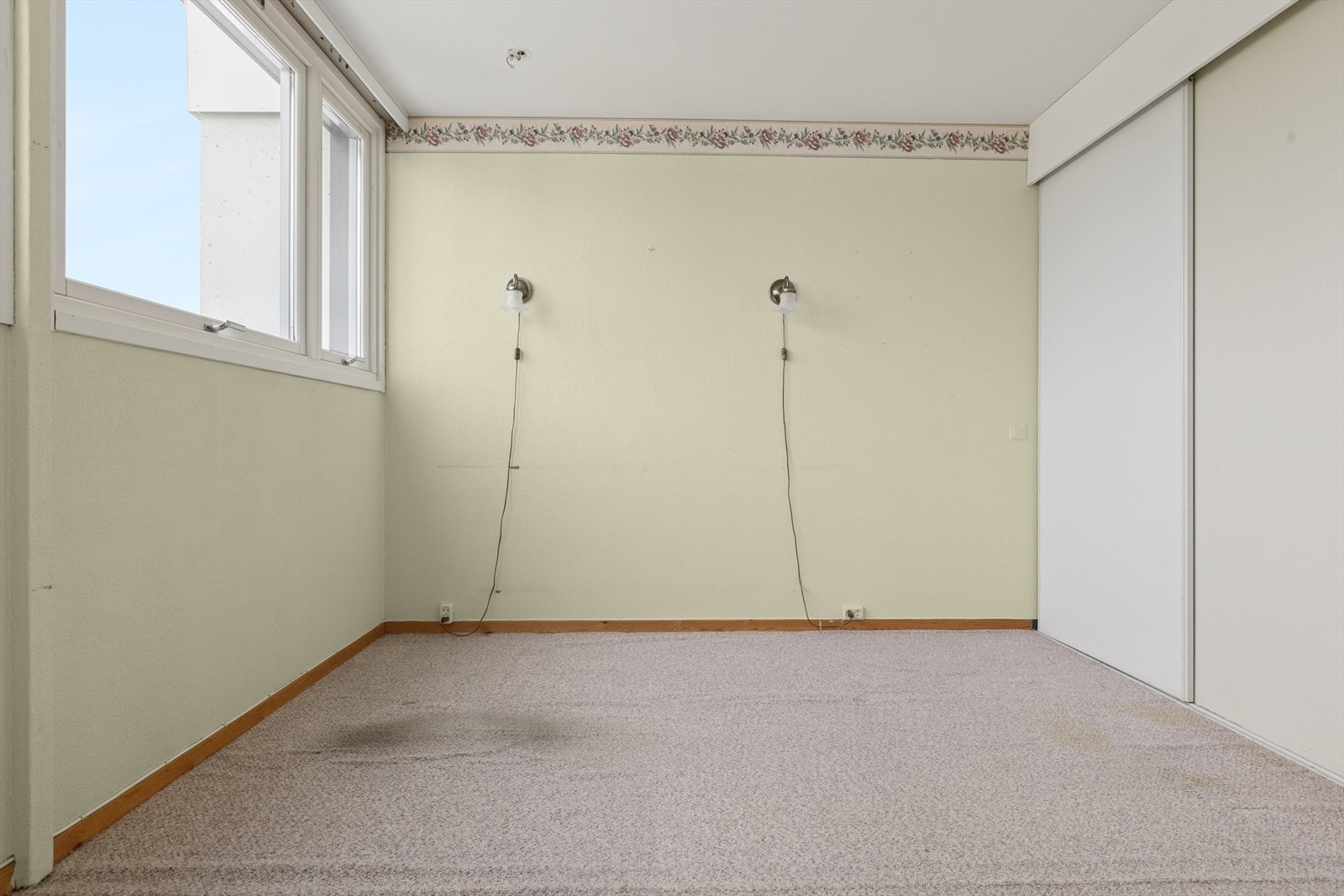 Hovedsoverommet er av god størrelse med plass til en dobbeltseng, tilhørende nattbord og annet ønskelig møblement. Galleribilde