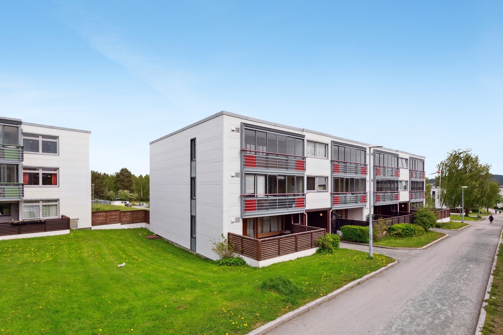 Borettslaget har pent opparbeidede fellesområder med pent opparbeidet gressplen og diverse beplanting. Galleribilde