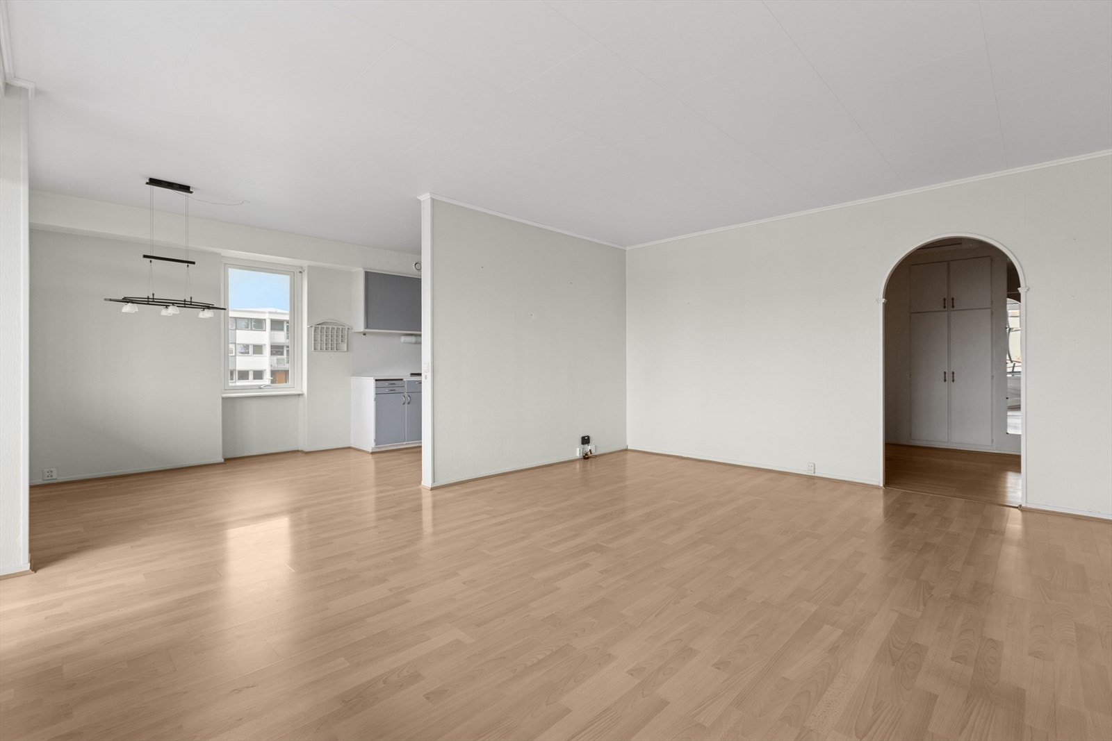 Stuens gode utforming gjør det enkelt å dele inn oppholdsrommet i ulike soner. Galleribilde