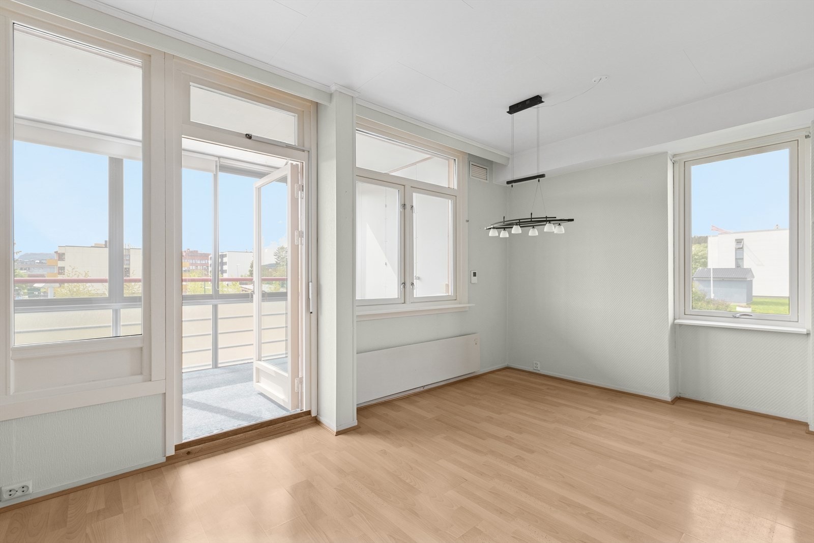 De store vindusflatene slipper inn godt med lys å skaper en luftig og fin atmosfære i rommet. Galleribilde