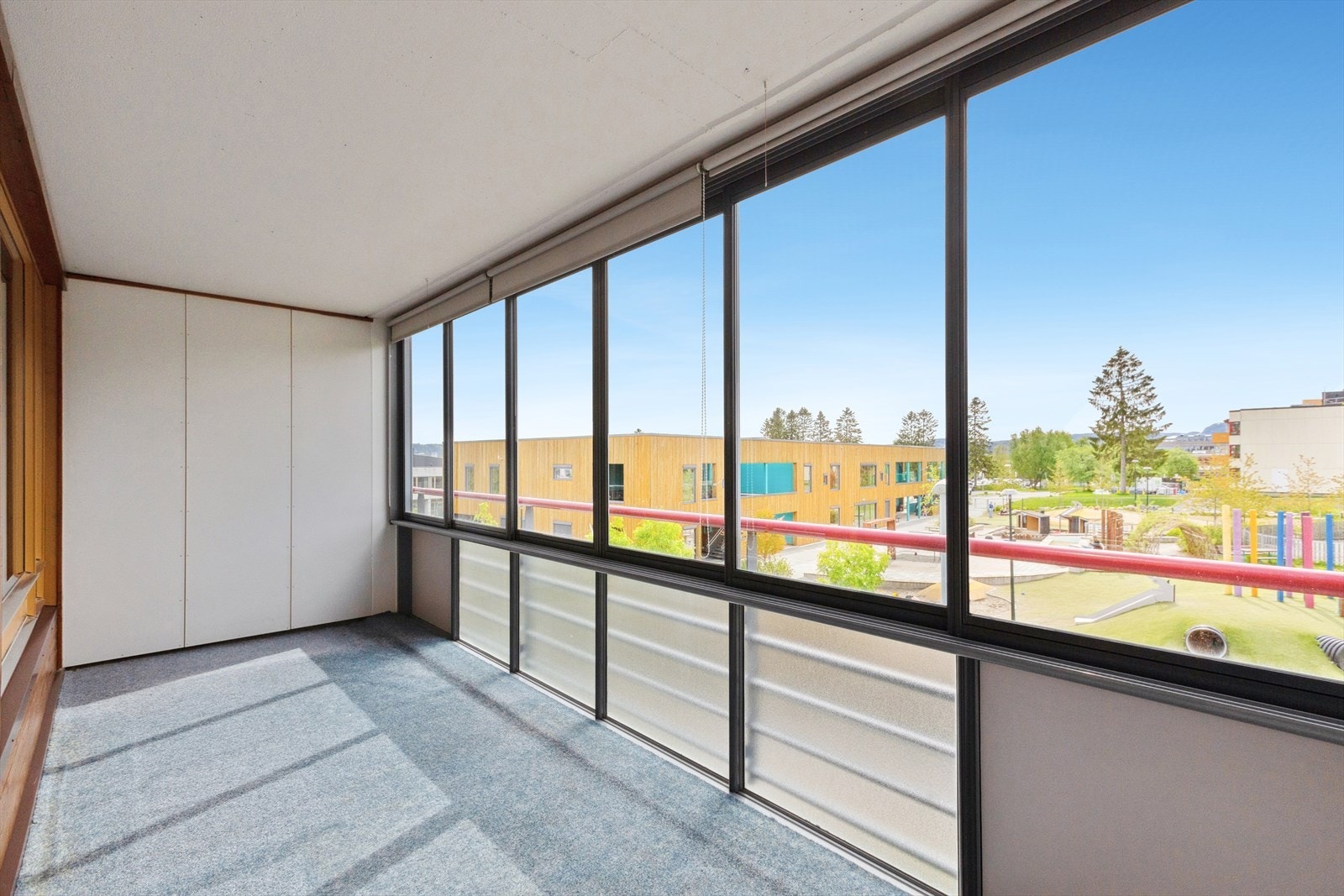 De gode kvadratmeterne gir mulighet for utemøblement og beplantning. Balkongen oppleves som et ekstra bruksrom på varme sommerdager. Her kan varme og solfylte sommerdager nytes til det fulle! Galleribilde