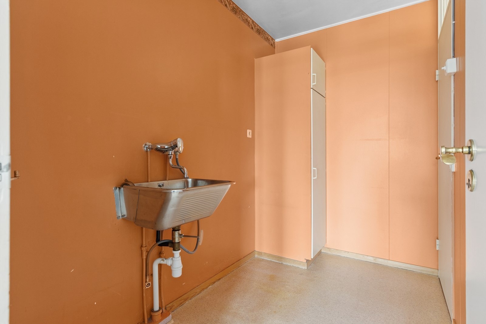 Vaskerommet har etablert utslagsvask med tilkobling til vaskemaskin. Galleribilde