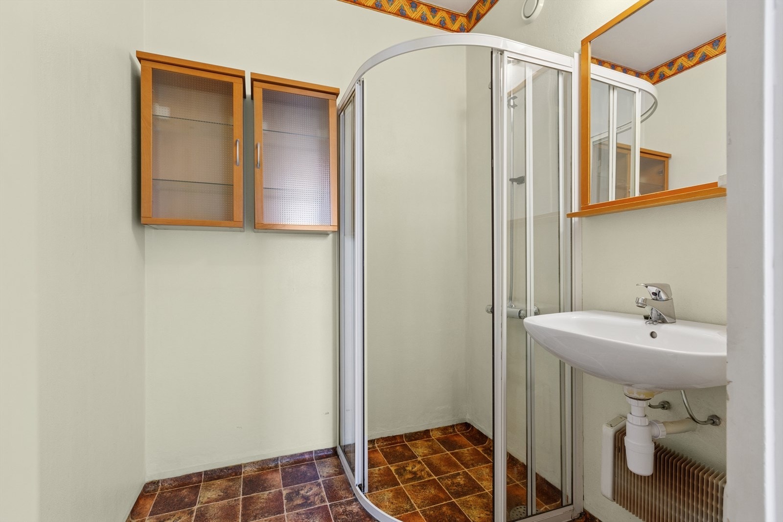 Baderom fra byggeår med dusjhjørne. Galleribilde