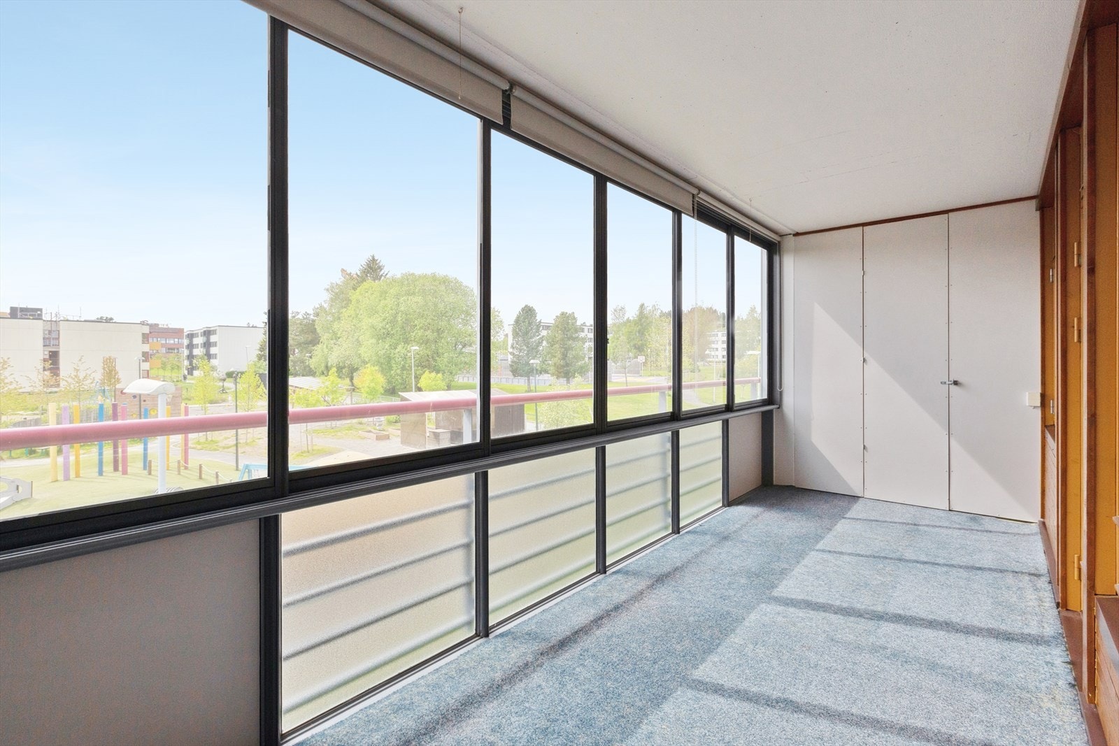 Fra stuen er det utgang til en innglasset balkong på ca. 10 m². Galleribilde