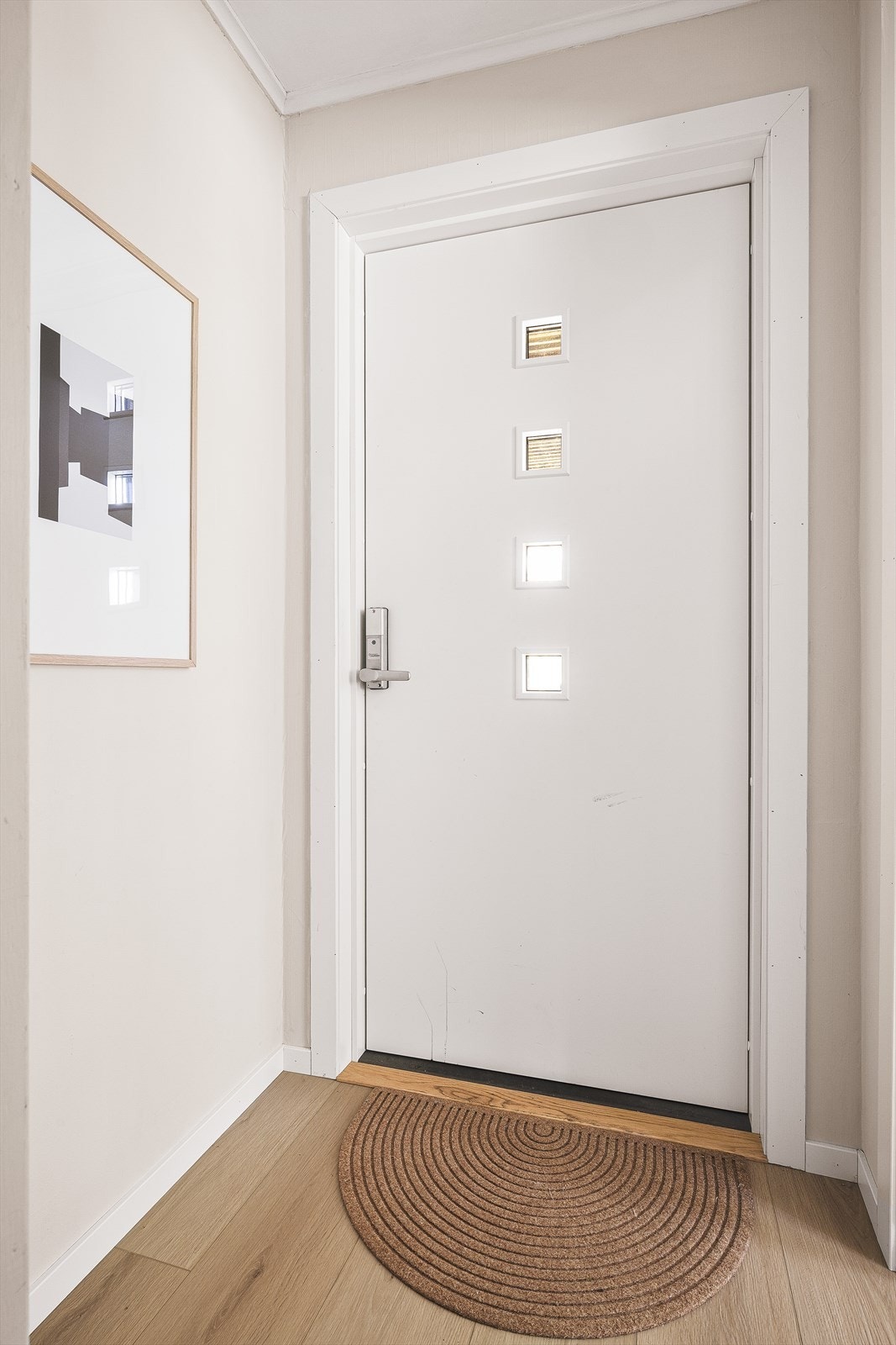 Boligen har en stilren entre med direkte tilkomst til bod. Galleribilde