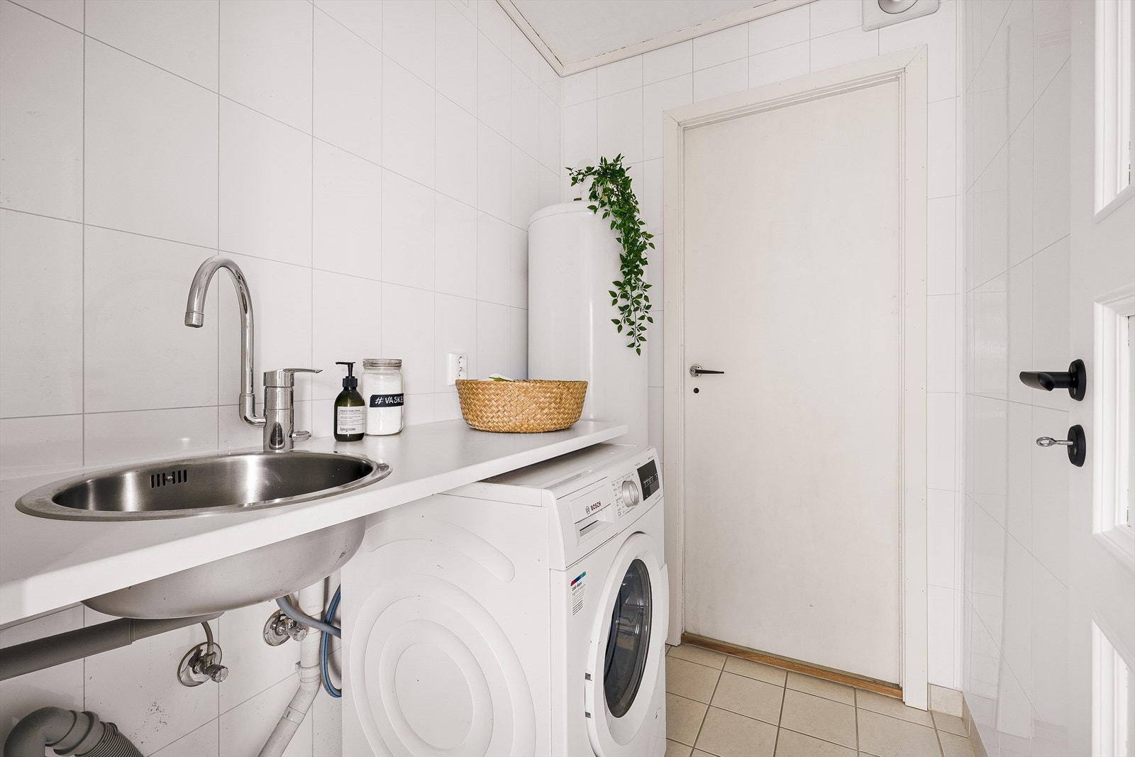 Boligen har eget vaskerom som er perfekt i en travel familiehverdag! Galleribilde