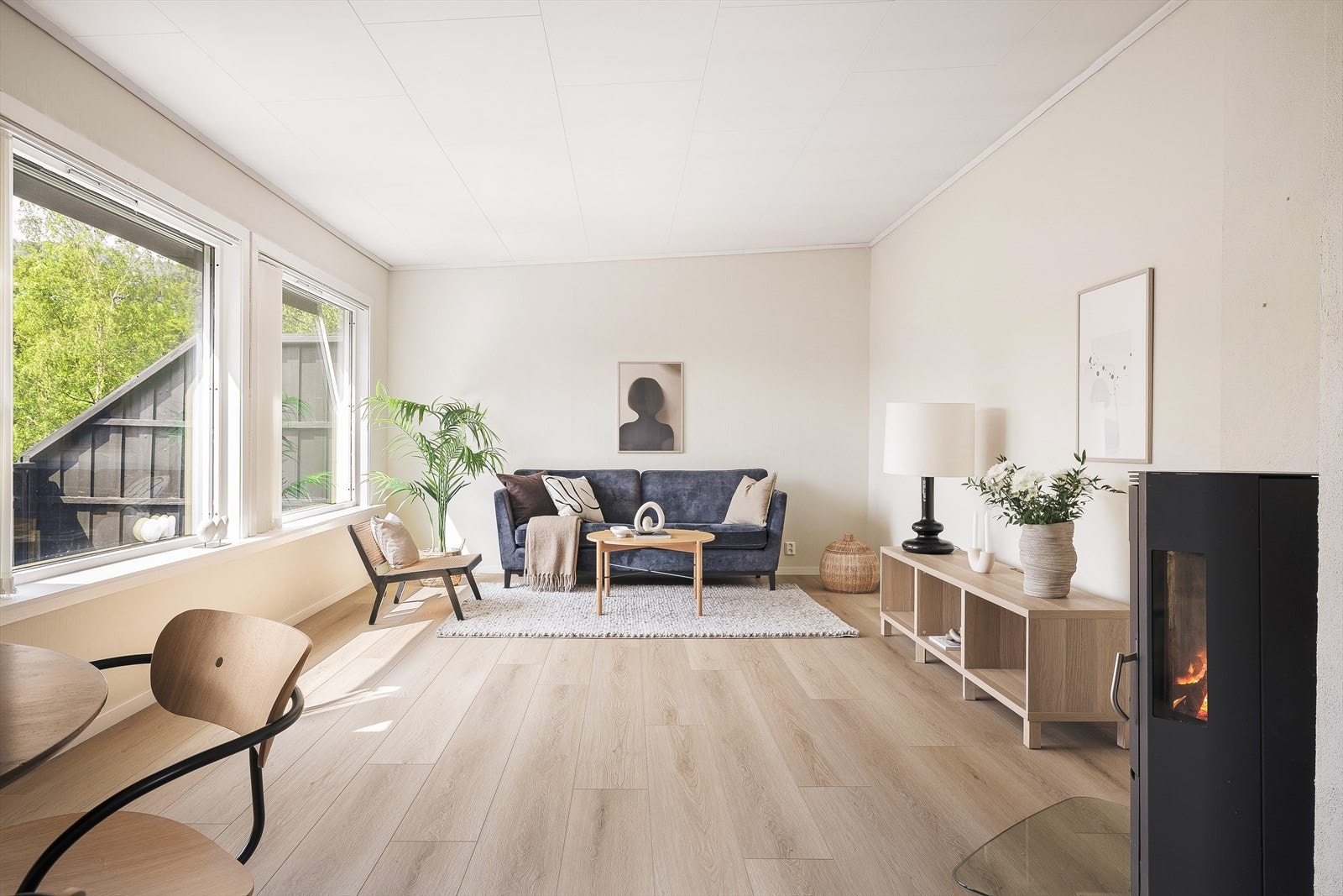 Stilren stue med lekkert 1-stavs korkvinyl gulv| Merk deg vedovnen Galleribilde